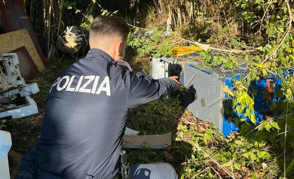 Pisa, rubano il bancomat al Carrefour Express ma non fanno in tempo a svuotarlo