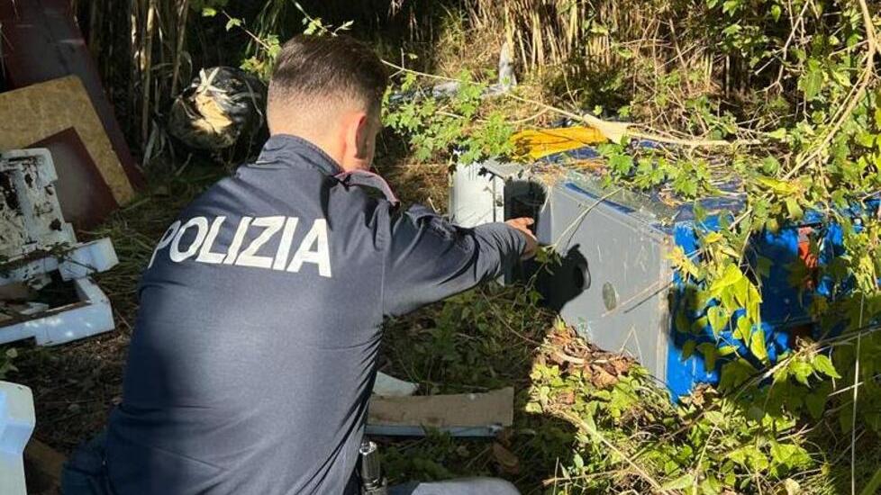 Pisa, rubano il bancomat al Carrefour Express ma non fanno in tempo a svuotarlo