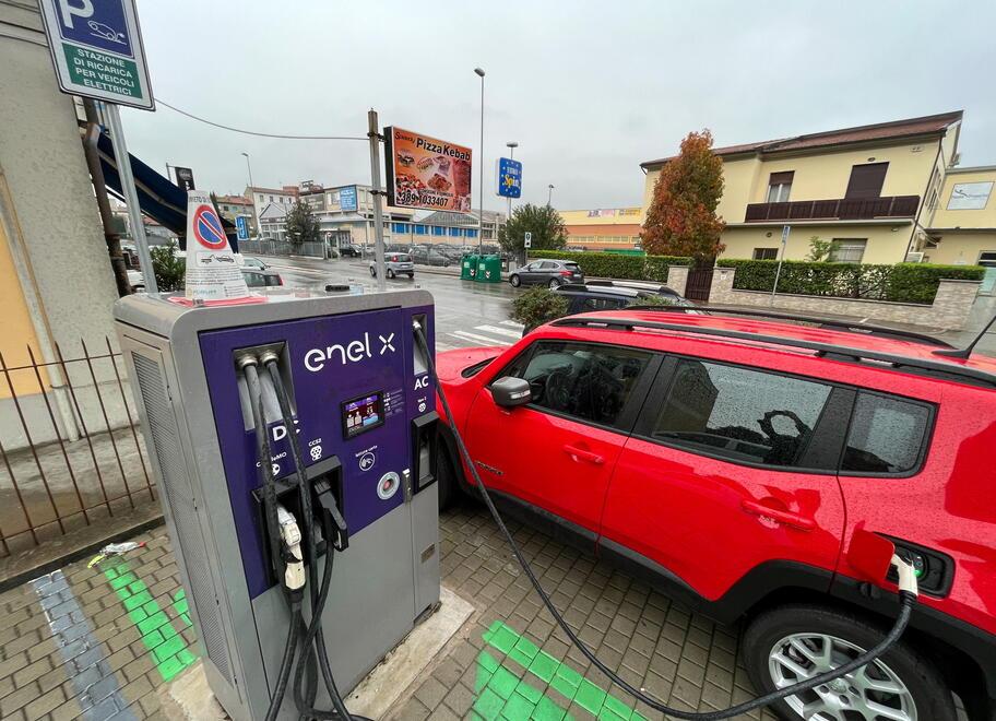 Auto elettriche, a Pontedera oltre 10 postazioni ma solo tre colonnine funzionano
