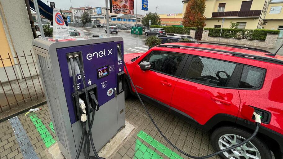Auto elettriche, a Pontedera oltre 10 postazioni ma solo tre colonnine funzionano