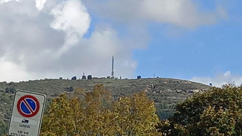 Il ripetitore installato in cima a Poggio Castiglioni, sulla Calvana