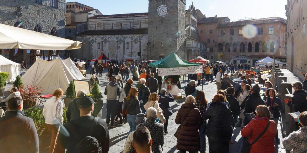 Piazza del Duomo affollata di visitatori ieri mattina per “Pistoia Medioevo e Rinascimento» (foto Nucci)