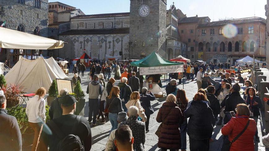 Piazza del Duomo affollata di visitatori ieri mattina per “Pistoia Medioevo e Rinascimento» (foto Nucci)