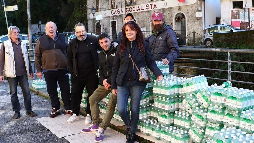 Forno, l’acqua rimane ancora torbida: arrivano autobotte e bottiglie