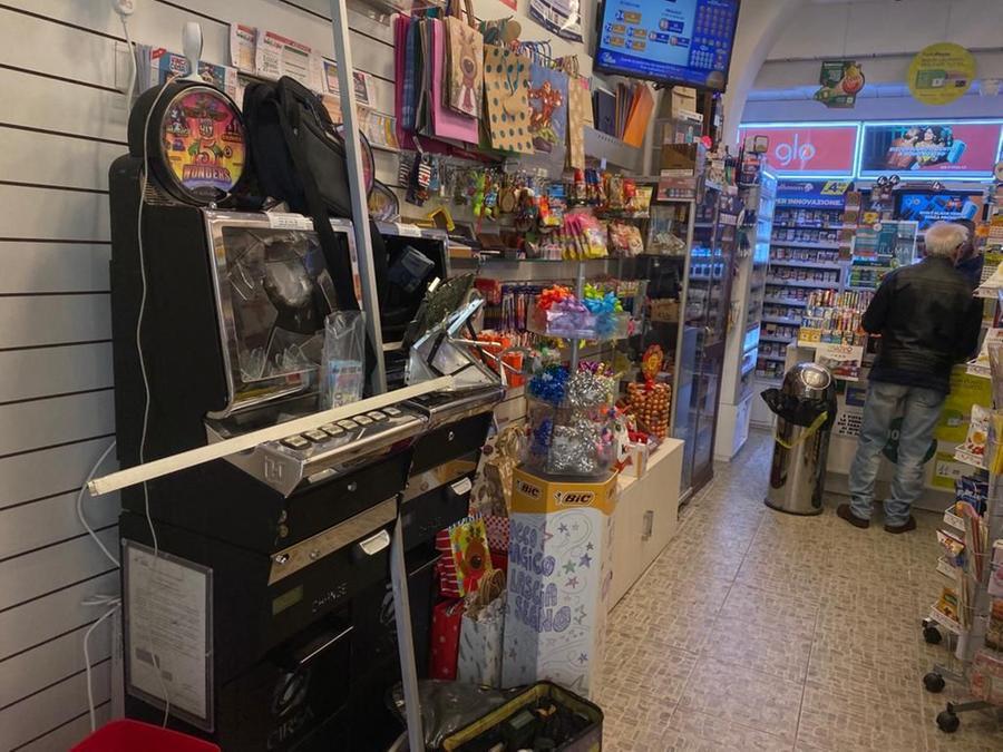 
	I danni alla tabaccheria Novi (foto Silvi)

