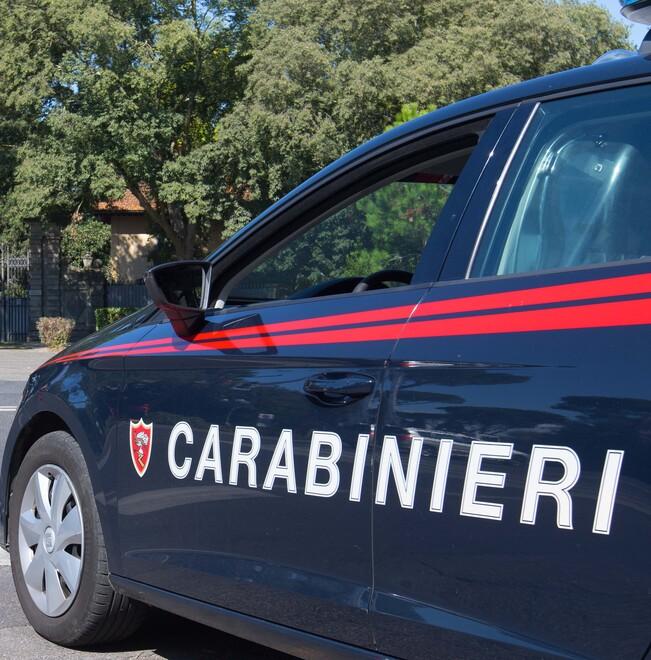 Rosignano, litigano in casa e si prendono a martellate: intervengono i carabinieri