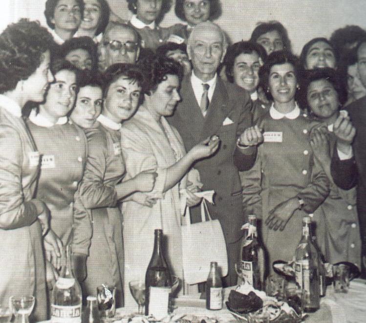 Antonio Segni all’epoca ministro dell'Agricoltura inaugura una cooperativa femminile in Sardegna nel 1956