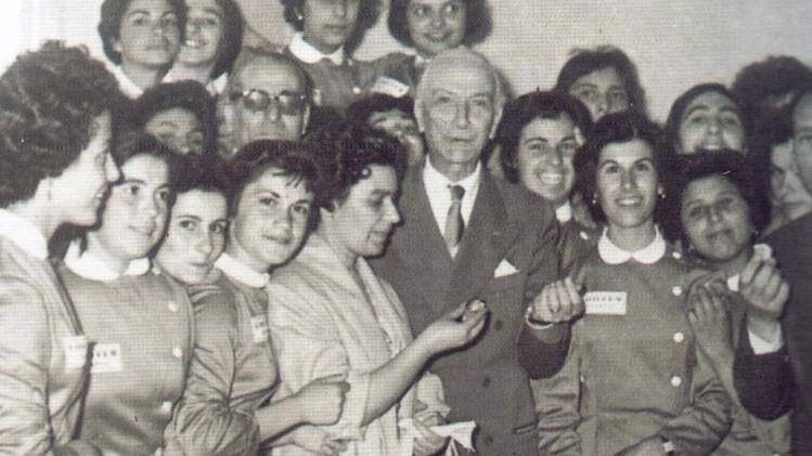 Antonio Segni all’epoca ministro dell'Agricoltura inaugura una cooperativa femminile in Sardegna nel 1956