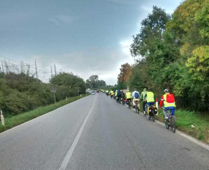 Travolge tre cicloamatori e scappa senza soccorrerli