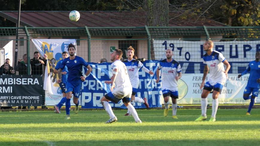 Un’azione di gioco della partita Real Forte Querceta contro Prato (foto Paglianti)