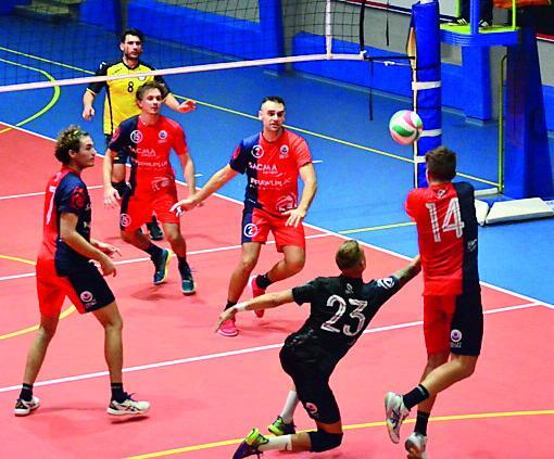 Nella foto, gli atleti della Sacma Group Volley Cecina in azione difensiva durante una recente partita in serie C