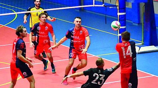 Nella foto, gli atleti della Sacma Group Volley Cecina in azione difensiva durante una recente partita in serie C