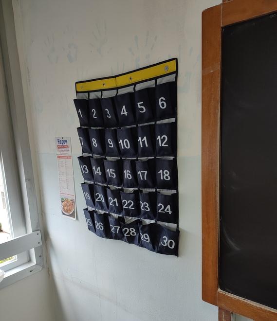 
	Il contenitore per cellulari in un'aula del liceo Chini

