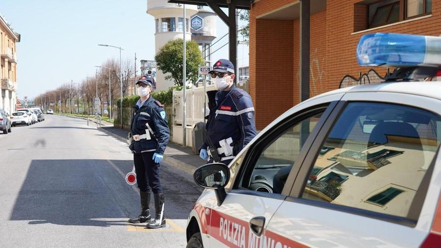 Gli agenti della polizia municipale (foto d'archivio)