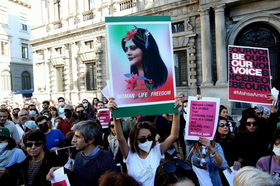 La gonna, simbolo della protesta per i diritti negati: un gesto semplice pensando alle donne dell'Iran