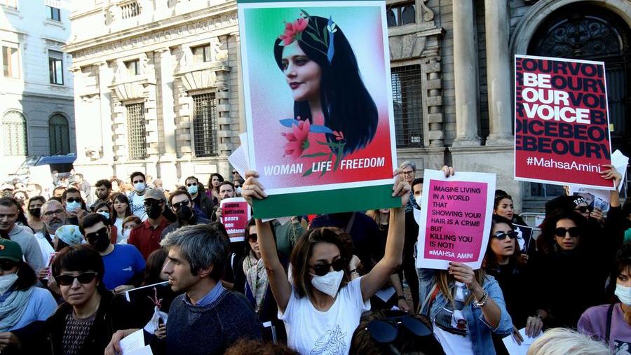 La gonna, simbolo della protesta per i diritti negati: un gesto semplice pensando alle donne dell'Iran