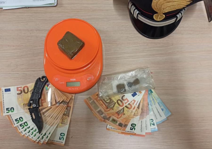 Trovato in possesso del “kit dello spaccio”: arrestato