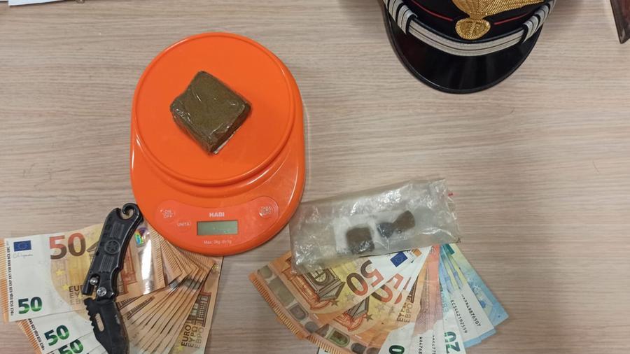 Trovato in possesso del “kit dello spaccio”: arrestato