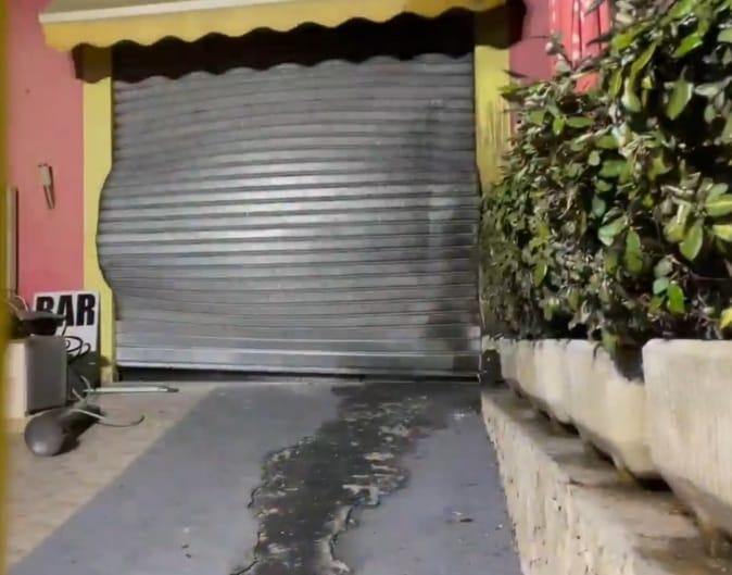 Atto intimidatorio a Carbonia: bar caffetteria gravemente danneggiato da un’esplosione