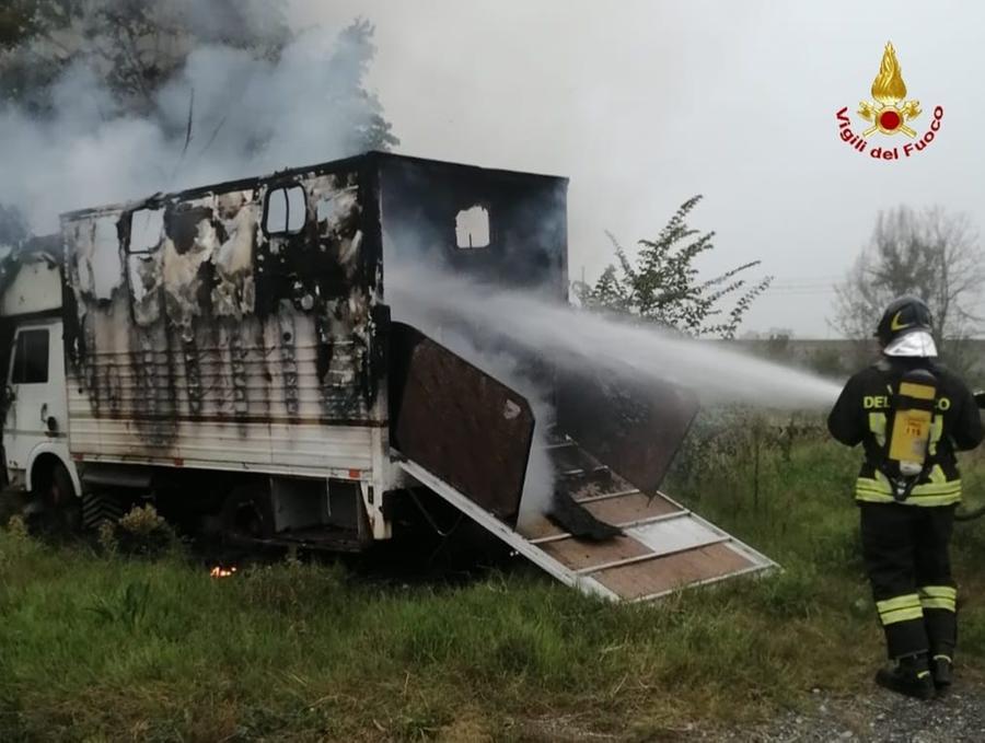 Furgone prende fuoco in via Roma