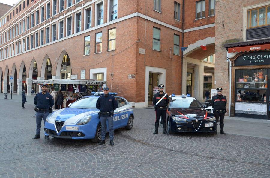 Due arresti per una raffica di furti in negozi del centro di Ferrara