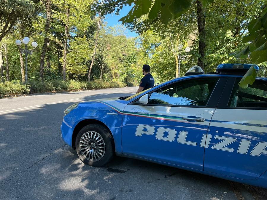 Sedicenne aggredito per rapina, un uomo lo salva e se ne va prima dell’arrivo della polizia