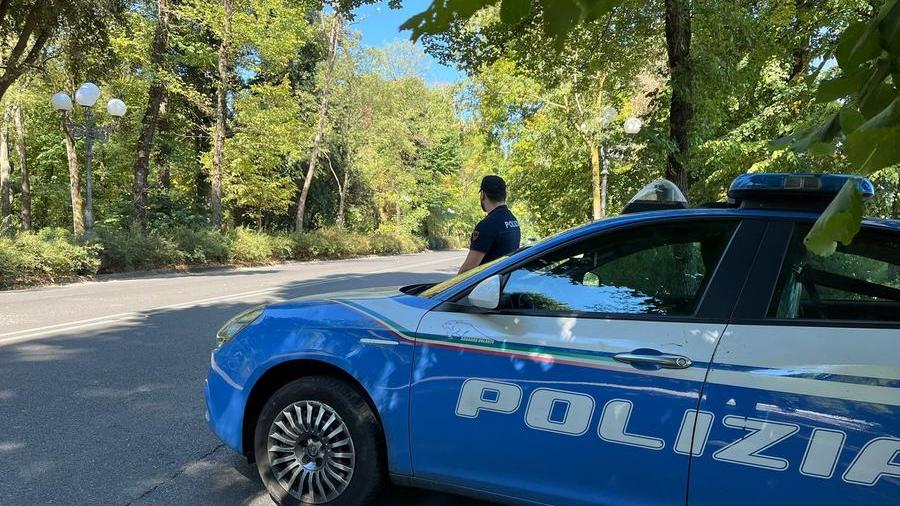 Sedicenne aggredito per rapina, un uomo lo salva e se ne va prima dell’arrivo della polizia