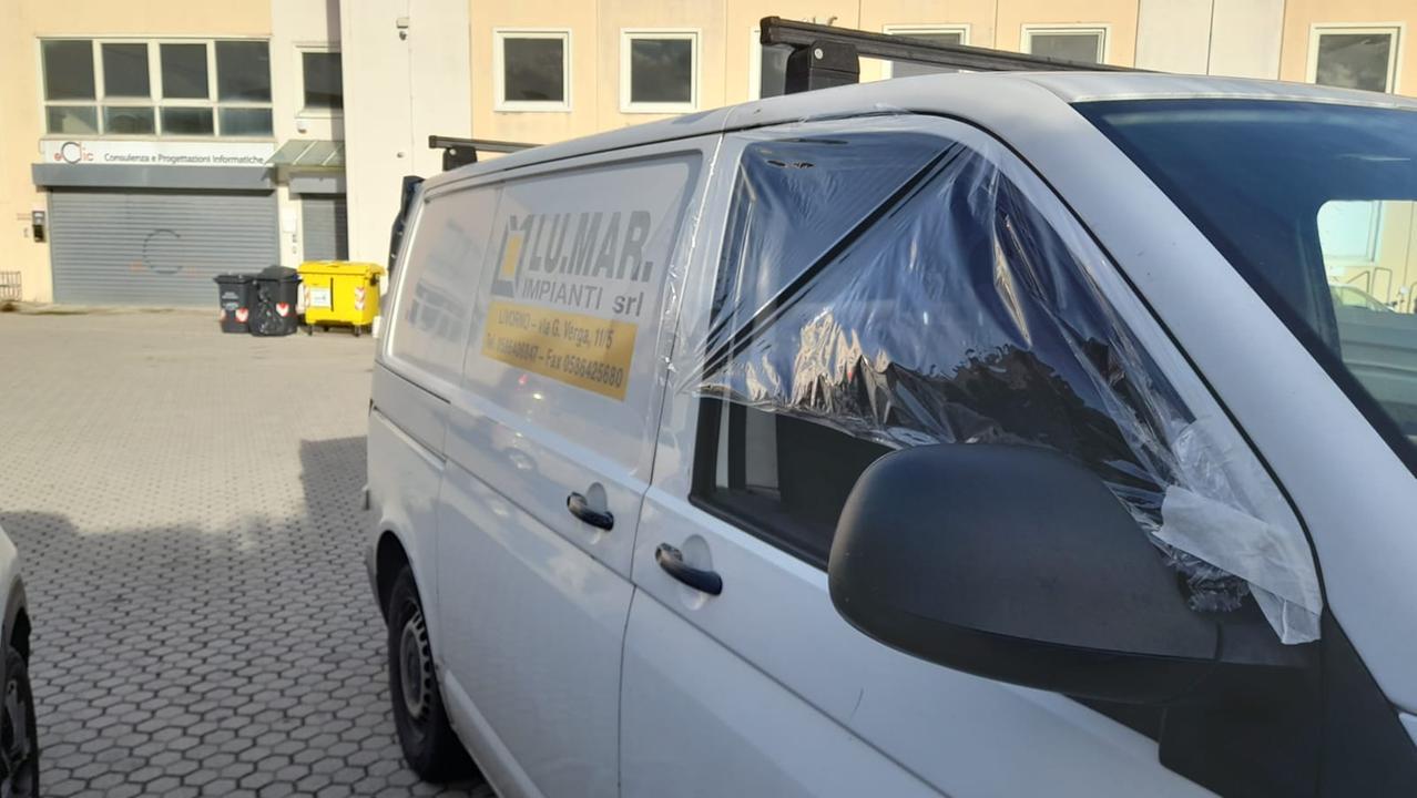 Uno dei furgoni vandalizzato della Lumar