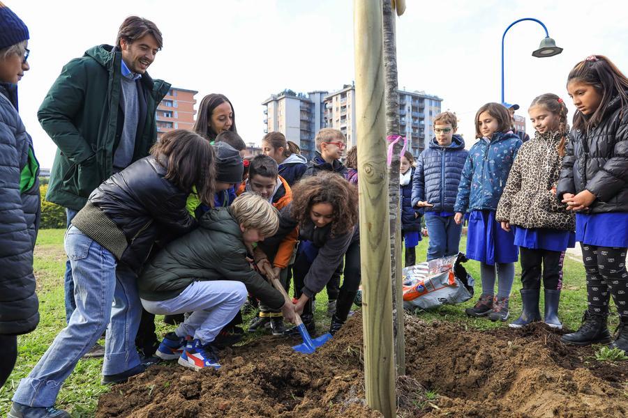 Al parco San Donato 150 bimbi piantano i primi alberi del bosco urbano