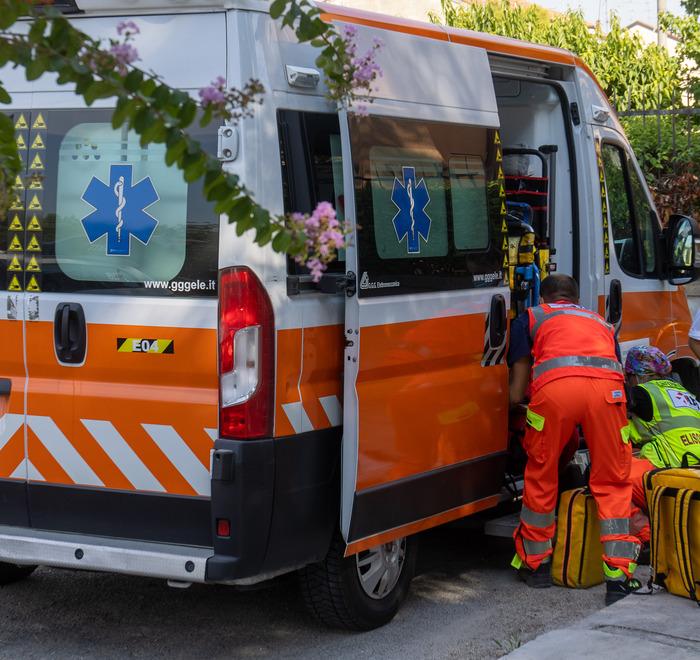Medolla. Malore e caduta: il 118 in azienda 