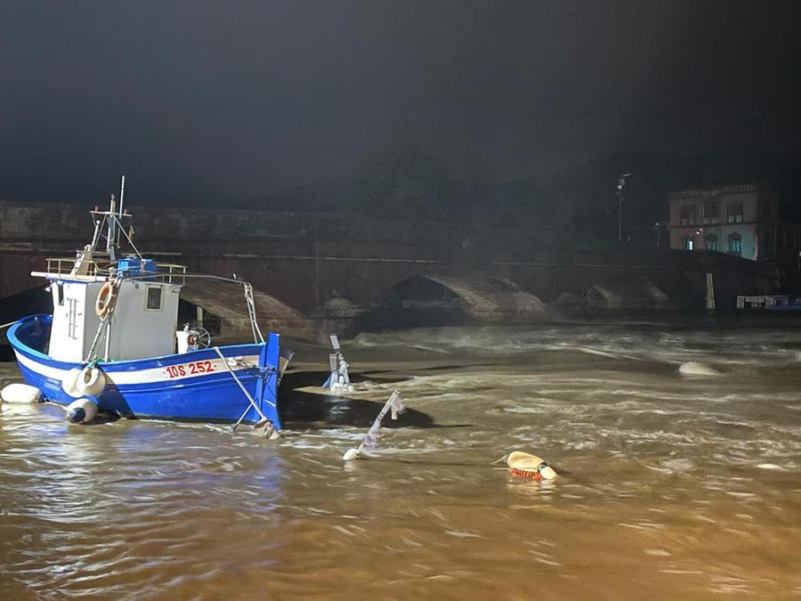 Massima allerta a Bosa, il Temo supera gli argini: allagamenti e barche trascinate via