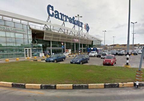 Il parcheggio del centro commerciale Carrefour