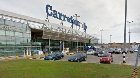 Il parcheggio del centro commerciale Carrefour
