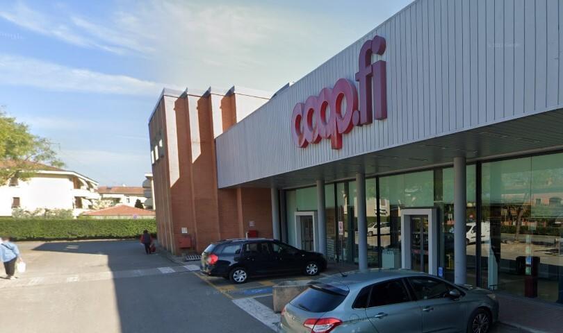 Nella foto in alto l’attuale punto vendita di Coop a Castelfranco
