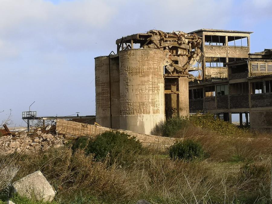 Porto Torres, il vento di maestrale abbatte la ciminiera di 60 metri dell’ex Cementir