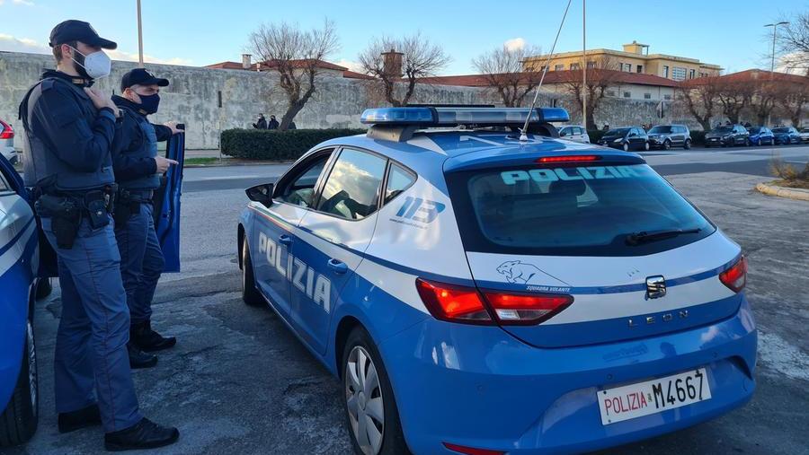 Una volante della polizia di Stato (foto d'archivio)