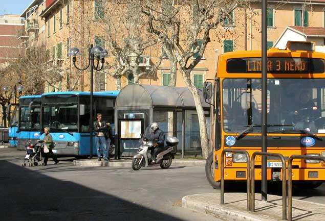 Una delle tre nuove telecamere sarà installata al terminal bus di via Leonardo da Vinci (foto Paolo Barlettani)