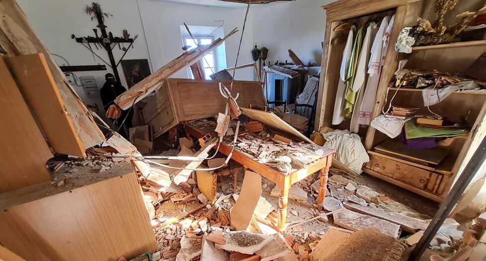 Il crollo del soffitto nella sacrestia di San Defendente nella frazione di Poggio a Marciana (foto di Antonio Carli)