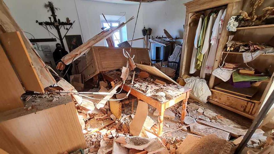 Il crollo del soffitto nella sacrestia di San Defendente nella frazione di Poggio a Marciana (foto di Antonio Carli)