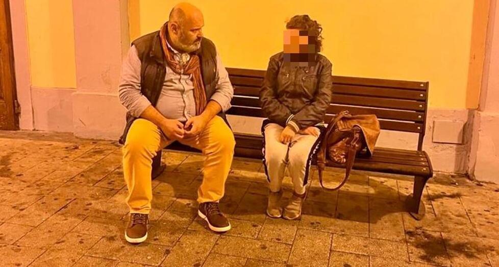 Petardi contro la clochard, denunciati cinque giovani cecinesi