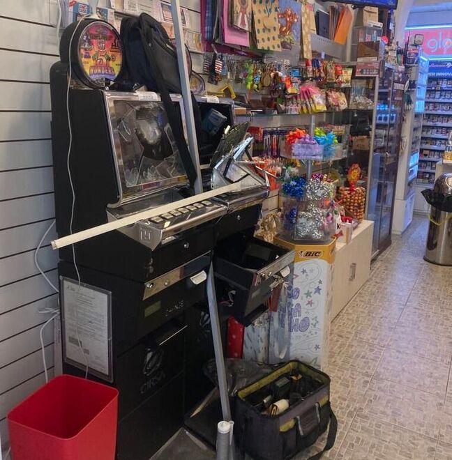 I ladri gli svaligiano la tabaccheria in centro a Livorno. «Li ho inseguiti di notte in scooter»