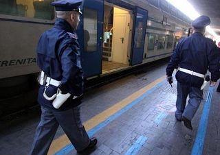 Agenti di polizia alla stazione ferroviaria di Pisa
