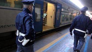 Agenti di polizia alla stazione ferroviaria di Pisa