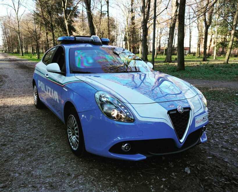 Controlli della polizia nella zona di via degli Olmi (foto d’archivio)