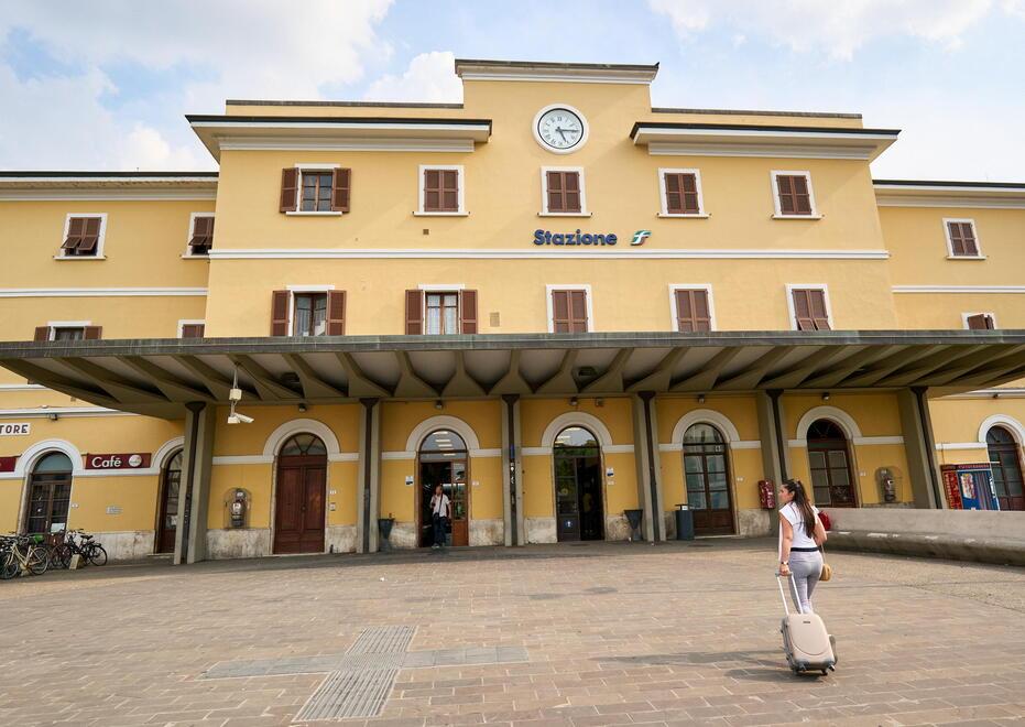 Ruba per fame in una macelleria. I poliziotti gli danno cibo e denaro