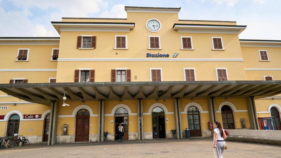 Ruba per fame in una macelleria. I poliziotti gli danno cibo e denaro