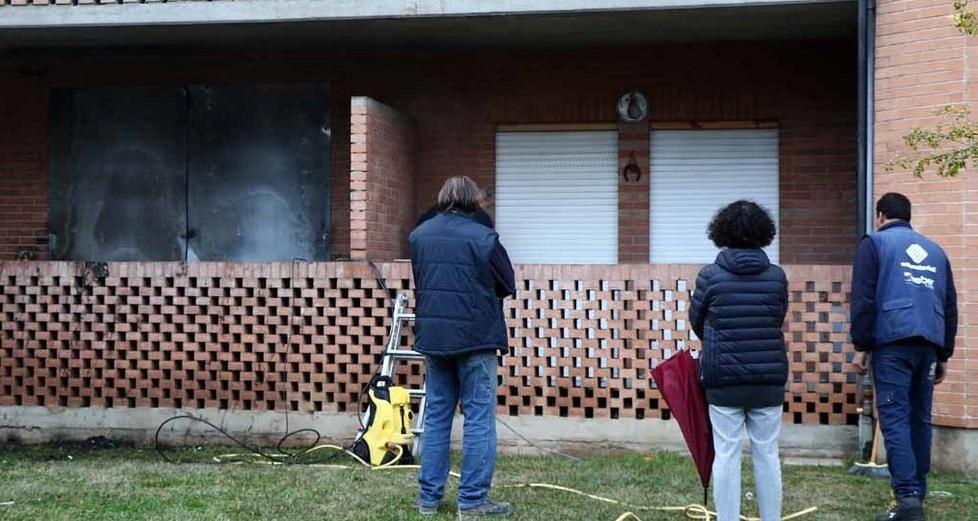 Vivono e dormono in un terrazzo e accendono un fuoco per scaldarsi: incendio in un palazzo