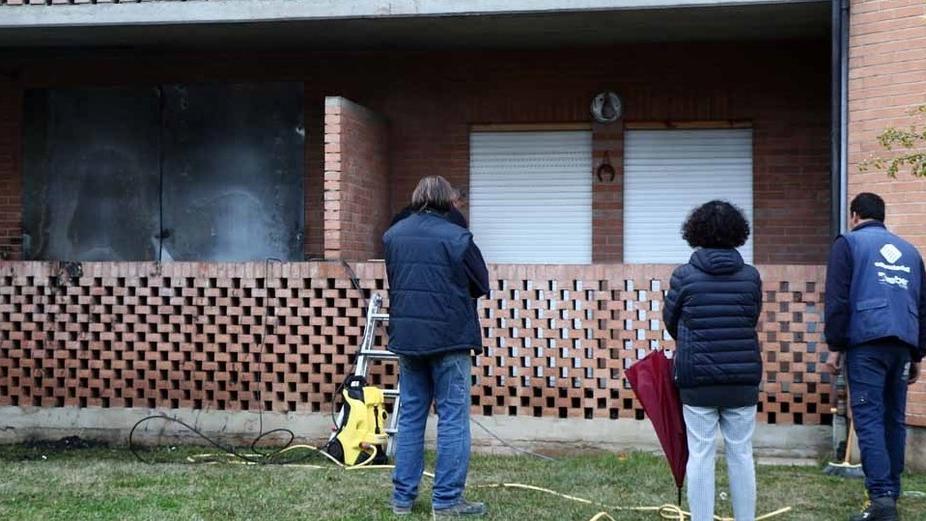 Vivono e dormono in un terrazzo e accendono un fuoco per scaldarsi: incendio in un palazzo