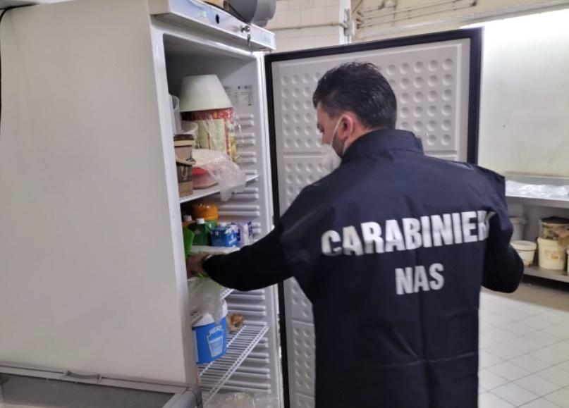 Cibo immagazzinato senza autorizzazione e nella sporcizia, maxi sequestro e multa