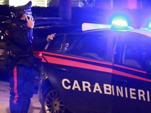 Firenze, prova a strappare la collana a una turista: l’amico lo insegue ma lui gli spara in faccia lo spray al peperoncino e scappa